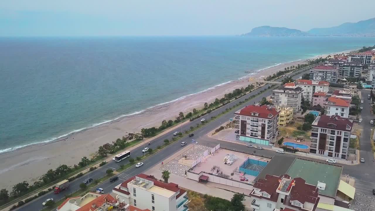 ciudad costera con hoteles y resorts