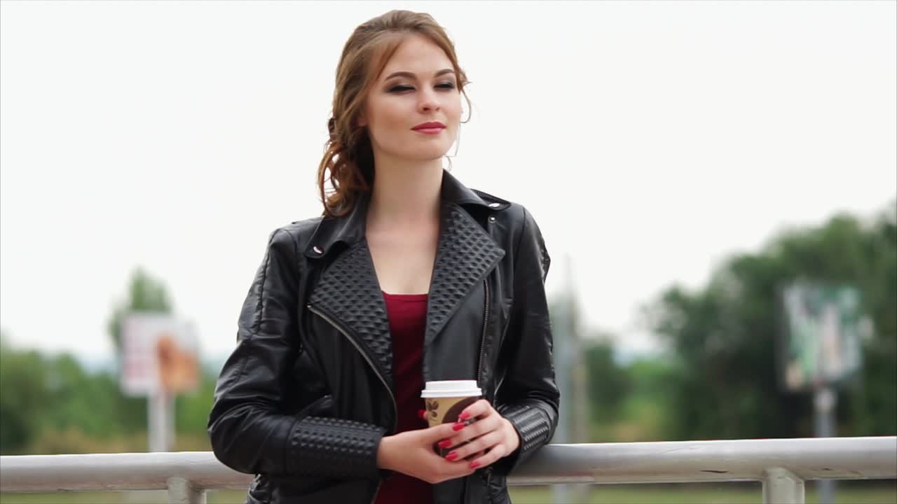 mujer joven disfrutando de café al aire libre