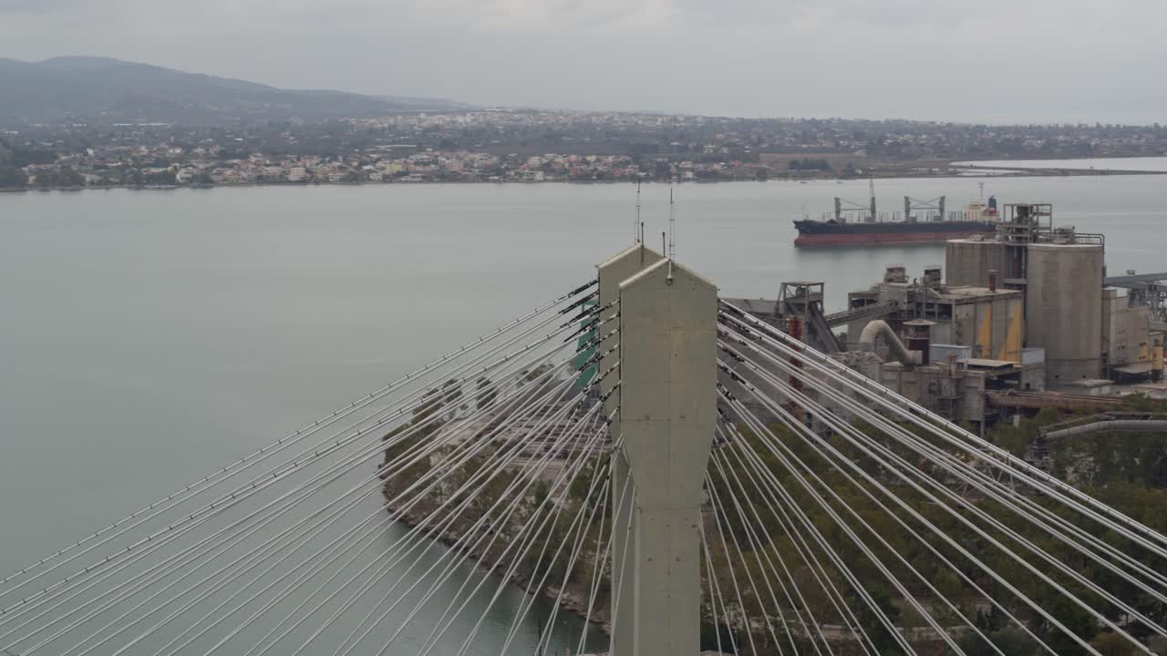 antena - puente chalkida con fábrica abandonada en el fondo - filmada en dji inspire 2 x7 50mm raw