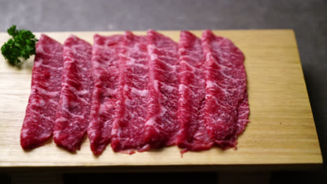 Frisches-Rindfleisch,-Roh-Geschnitten-Mit-Marmorierter-Textur,-Serviert-Für-Sukiyaki-Und-Shabu-Oder-Yakiniku