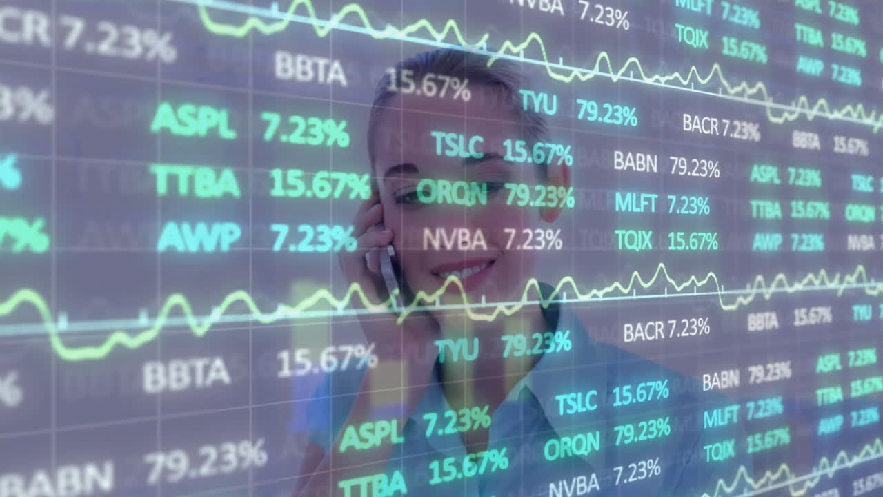 Animasjon av aksjemarkedsdata over smilende forretningskvinne som snakker i telefonen