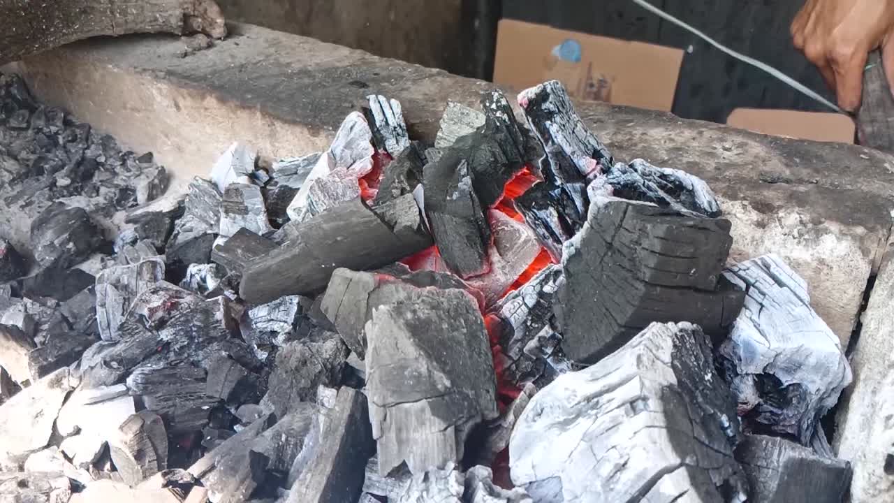 закрытие горящего и горячего древесного угля