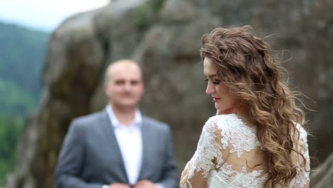 feliz novia y novio en su día de bodas