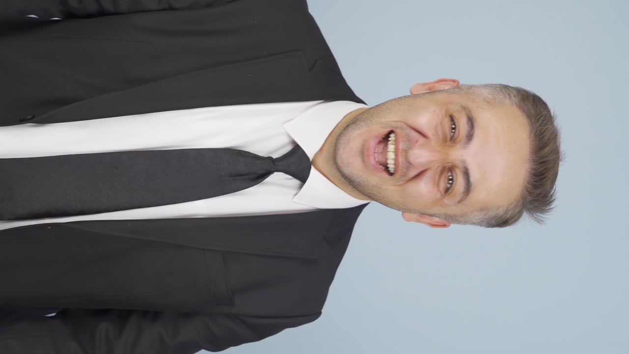 el video vertical del hombre de negocios se regocija.