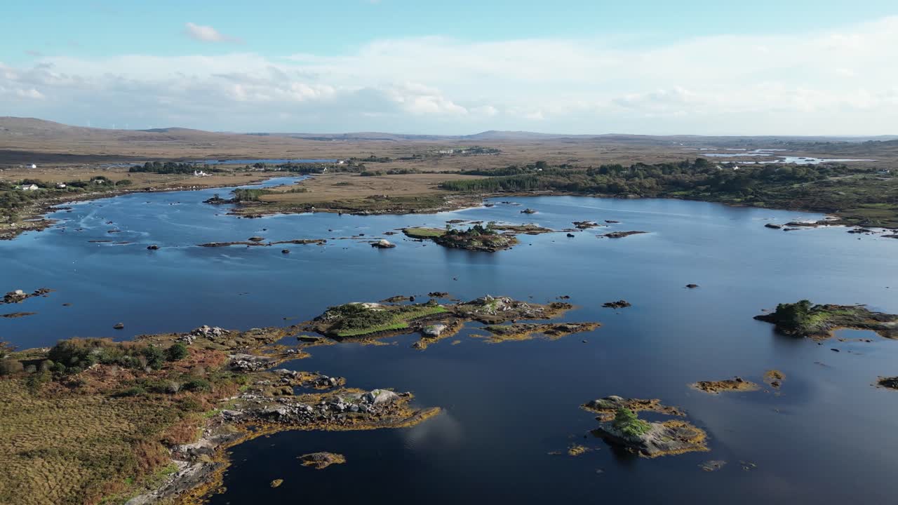 vista aérea sobre el pintoresco río con agua azul que refleja con islas dispersas y vegetación exuberante desde el lago connemara en galway durante un emocionante viaje a irlanda
