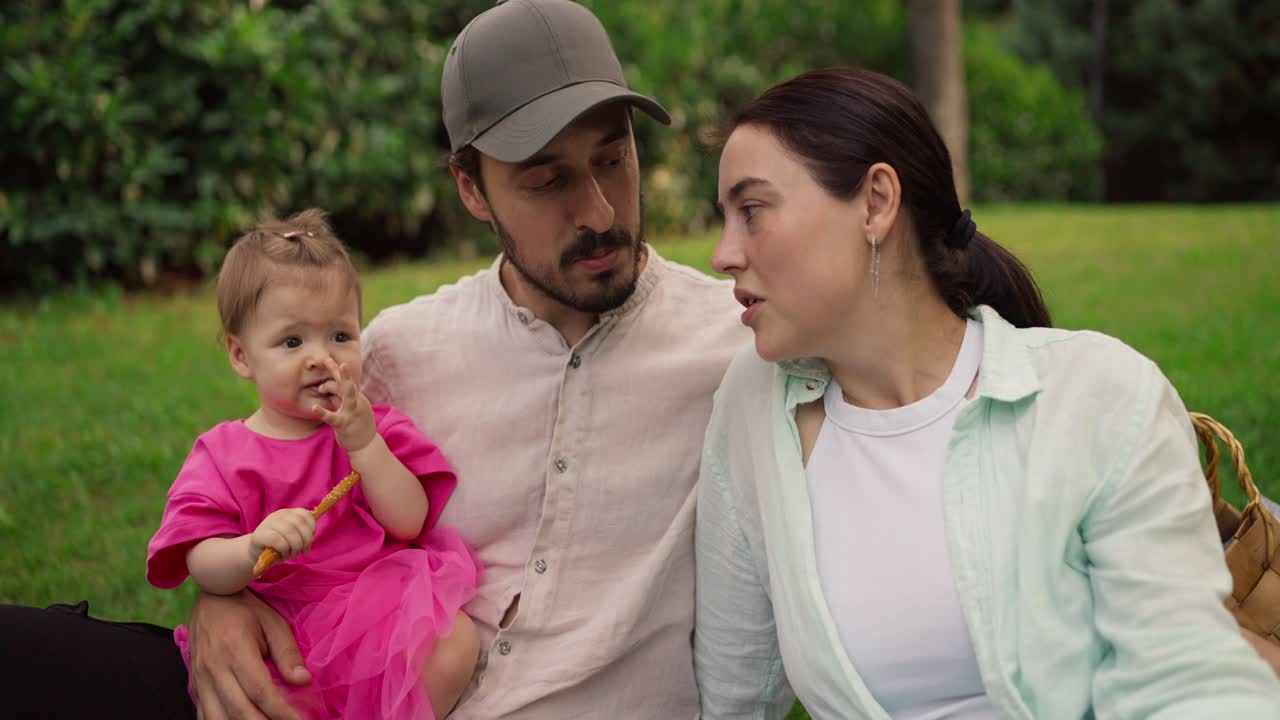 una familia feliz disfrutando del tiempo juntos en el parque