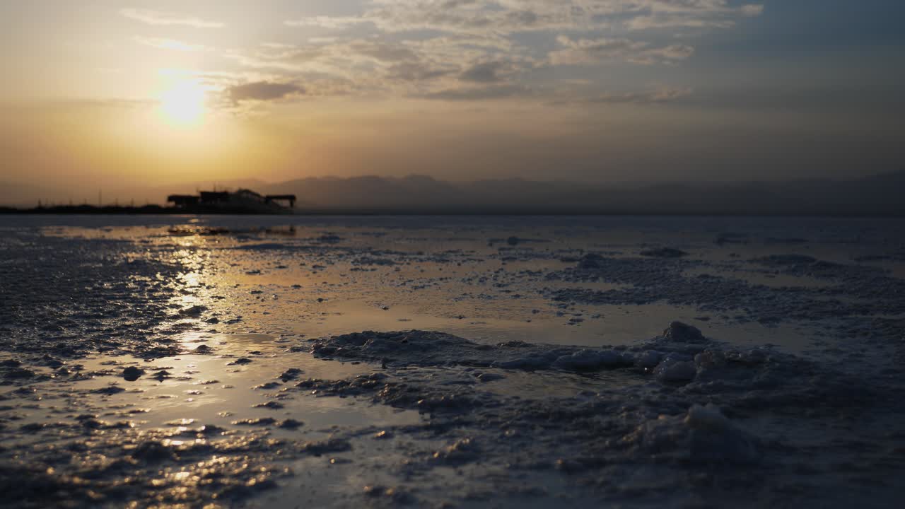 다나킬 사막의 끓는 물에 반사되는 일출의 꾸준한 샷