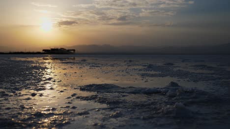 Stetiger-Schuss-Eines-Sonnenaufgangs,-Der-Sich-Auf-Dem-Kochenden-Wasser-Der-Danakil-wüste-Widerspiegelt