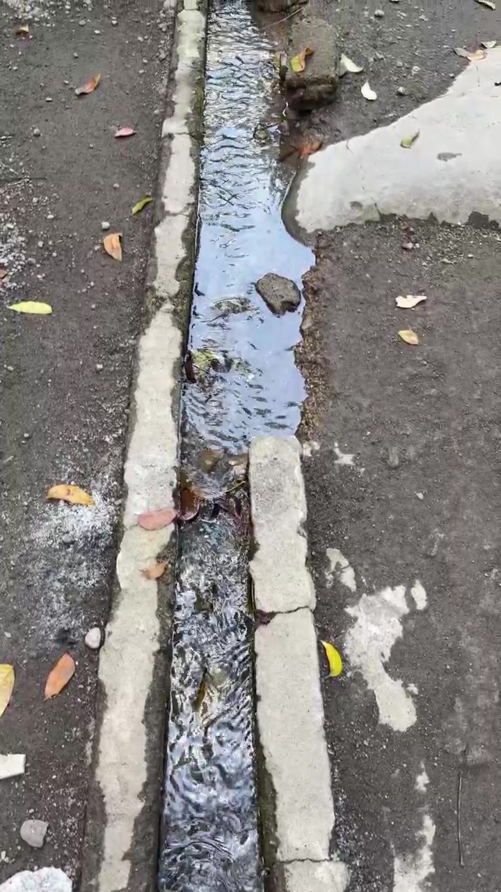Eau claire s'écoulant dans un canal de drainage en béton