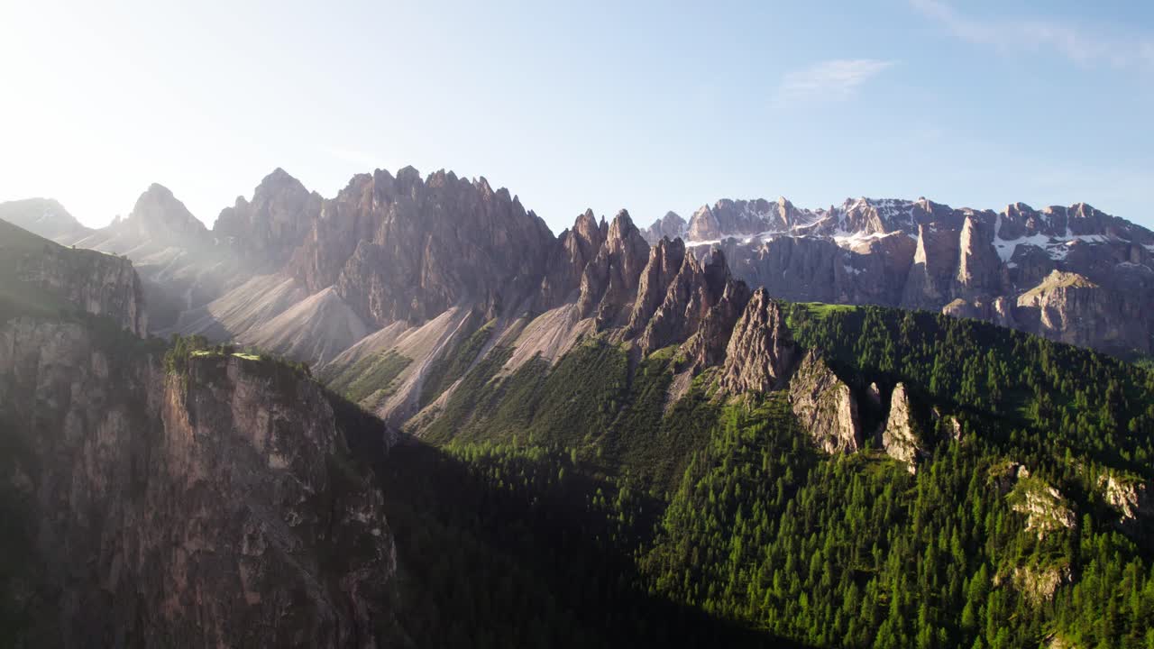 Dolomit di Siang Hari - Alam Italia - Rekaman Drone Udara