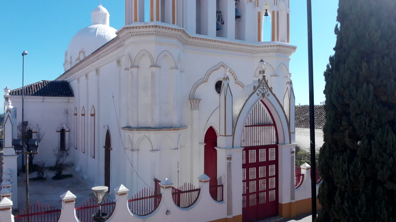 drone despega del templo de san jose de comitán de las flores chiapas mexico blue sky