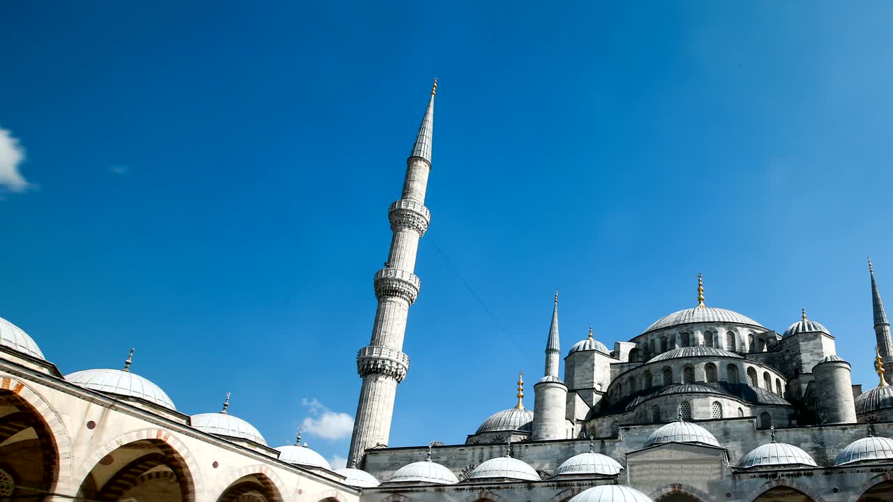 zoom out timelapse de la mezquita azul o sultanahmet al aire libre en la ciudad de estambul en turquía