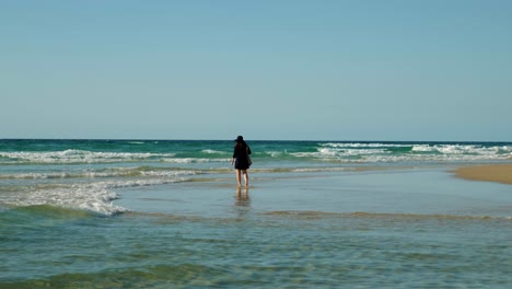 Weiblicher-Junger-Asiatischer-Tourist,-Der-Am-Strand-Auf-Stradbroke-Island,-Brisbane,-Australien-Spaziert