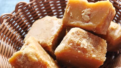 Cubo de azúcar de caña tradicional Jaggery en la mesa