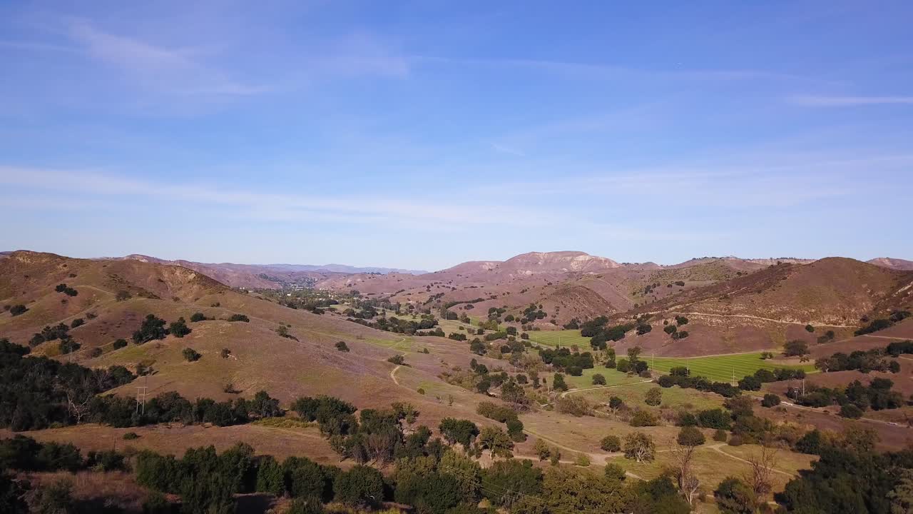 imágenes aéreas de 4k de las impresionantes montañas de santa mónica en un día soleado ubicadas en los ángeles, california