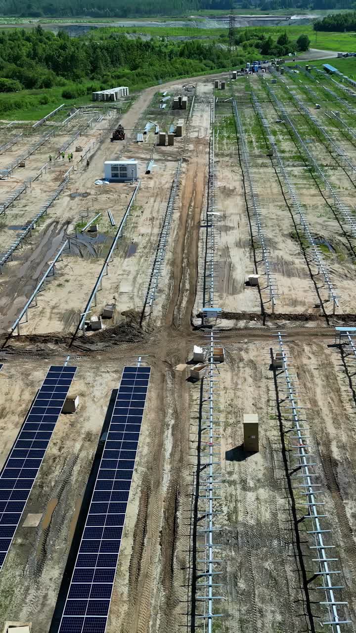 instalación de paneles solares grandes en construcción en una zona industrial seca con marco metálico