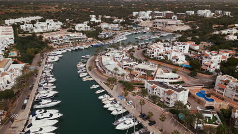 Vista-Aérea-De-Yates-De-Lujo-En-Cala-D&#39;or-Marina,-Mallorca