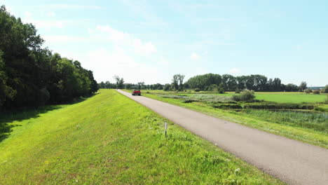 Rotes-Cabrio-Auf-Der-Landstraße-An-Einem-Sonnigen-Sommertag-In-Zwolle,-Niederlande