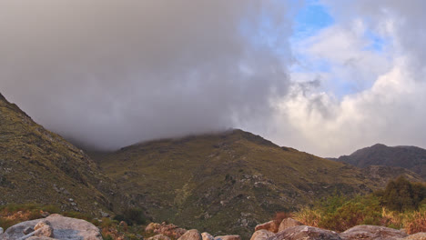 time-lapse con la luz del atardecer de las montañas comechingones en merlo, san luis, argentina