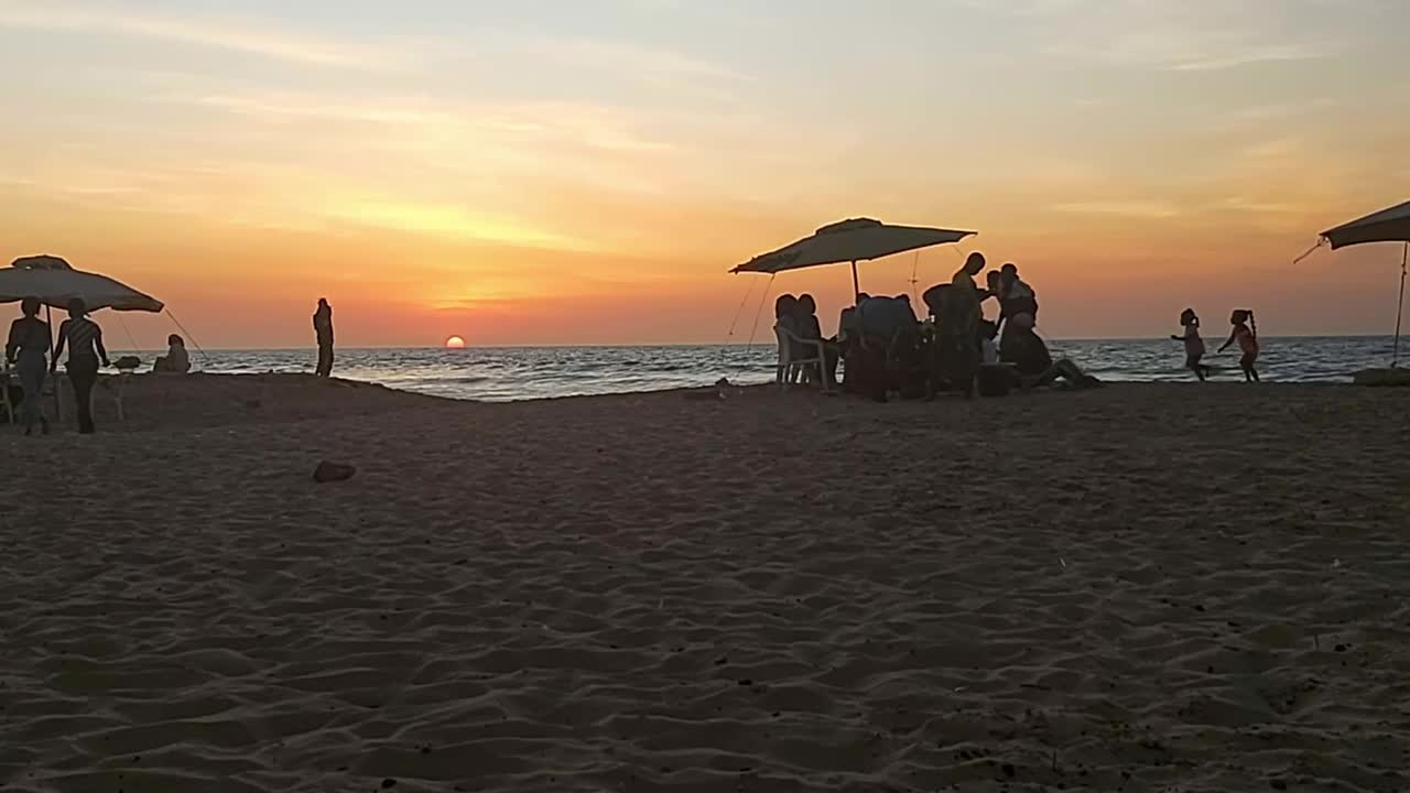 gambia bijilo lemon creek playa cinemática puesta de sol-silueta de gente divirtiéndose