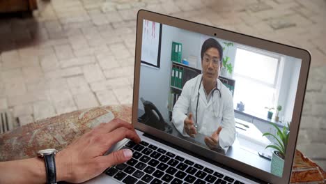 Hombre-Teniendo-Una-Videoconferencia-Con-Un-Médico