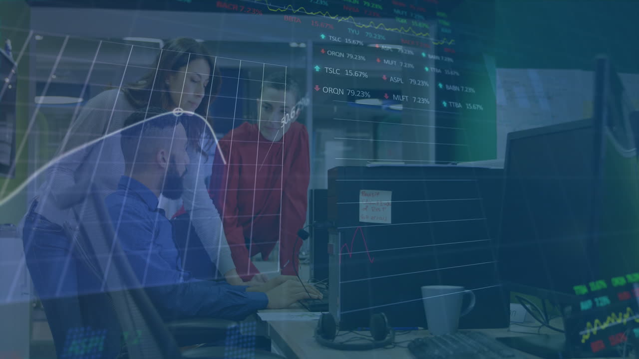 animación del procesamiento de datos del mercado de valores sobre diversos colegas discutiendo en la computadora en la oficina