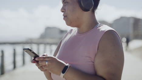 mujer gordita de tamaño plus usando su teléfono