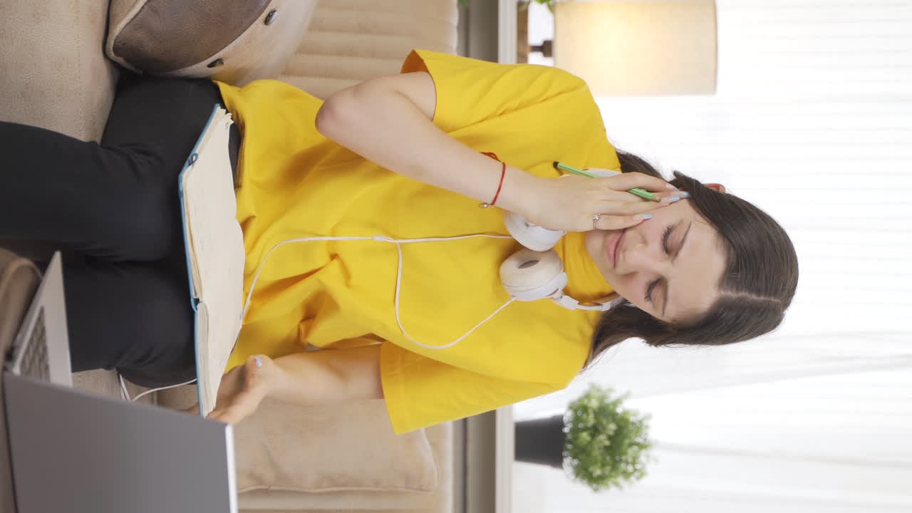 치통을  ⁇ 고 있는 여학생의 수직 비디오.