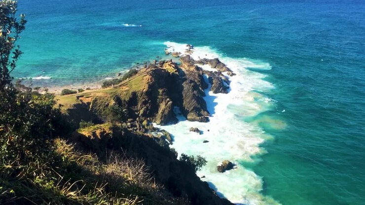 Byron Bay in Australia, vista dal faro che guarda in basso verso le onde che si infrangono sulle scogliere