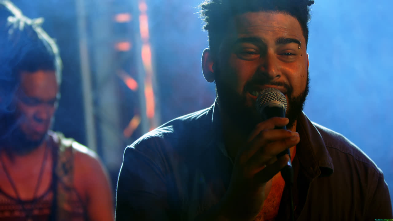 cantante actuando en el escenario 4k