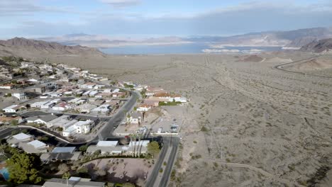 Barrio-En-Boulder-City,-Nevada,-Con-El-Lago-Mead-A-Lo-Lejos-Y-Un-Vídeo-De-Drones-Moviéndose-En-Círculo.