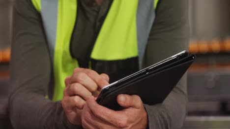 supervisor masculino que utiliza una tabla digital