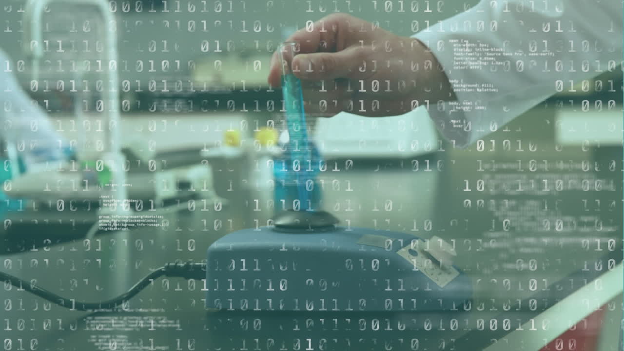 animación de código binario sobre las manos de un trabajador de laboratorio caucásico con muestras