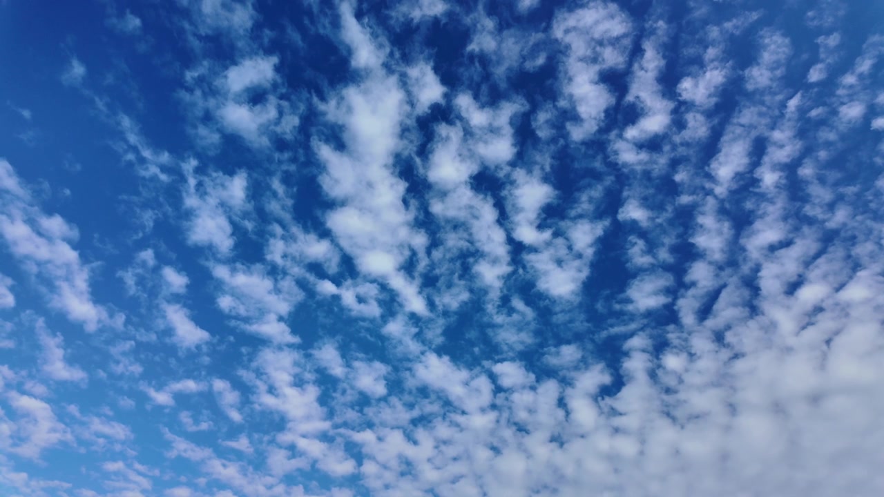 Nuvole bianche che fluttuano in un cielo azzurro e limpido