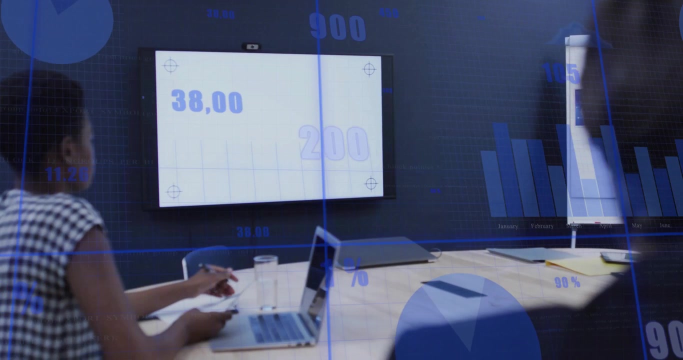 Professionisti aziendali che analizzano dati finanziari in una riunione in ufficio moderno
