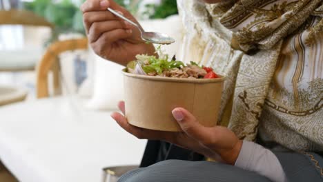 mujer comiendo ensalada de atún