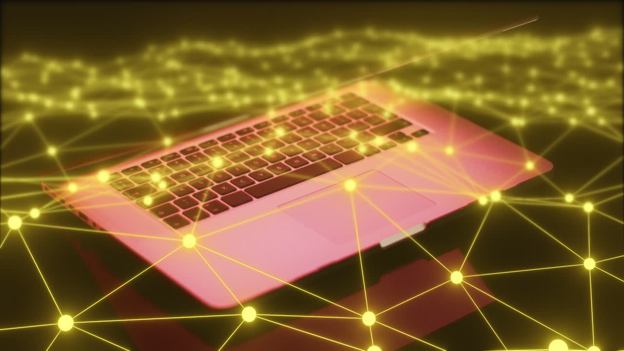 노트북 키보드를 통해 빛나는 노란색 연결 네트워크, 디지털 통신 개념
