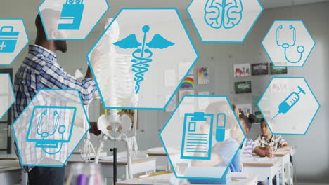 animación de iconos médicos sobre un maestro afroamericano que muestra un esqueleto a los alumnos en clase