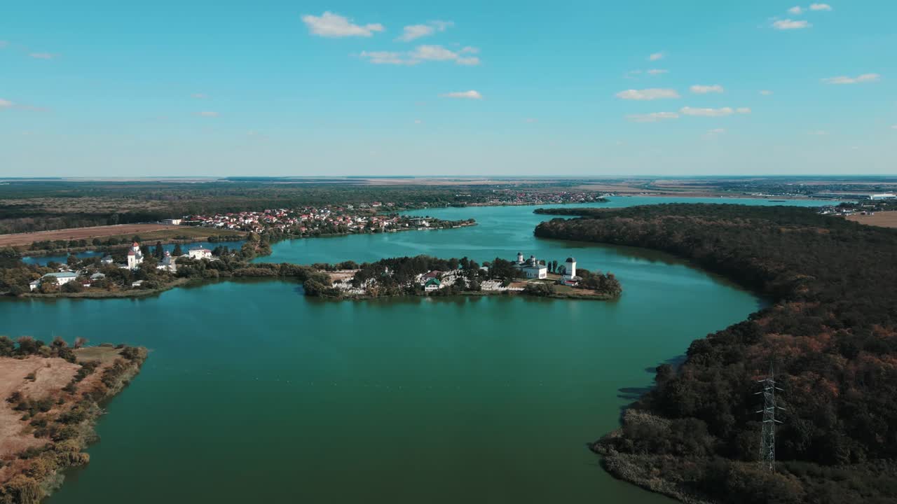 Luftfoto tatt med drone som beveger seg fremover over Pantelimon-sjøen og dens omgivelser.