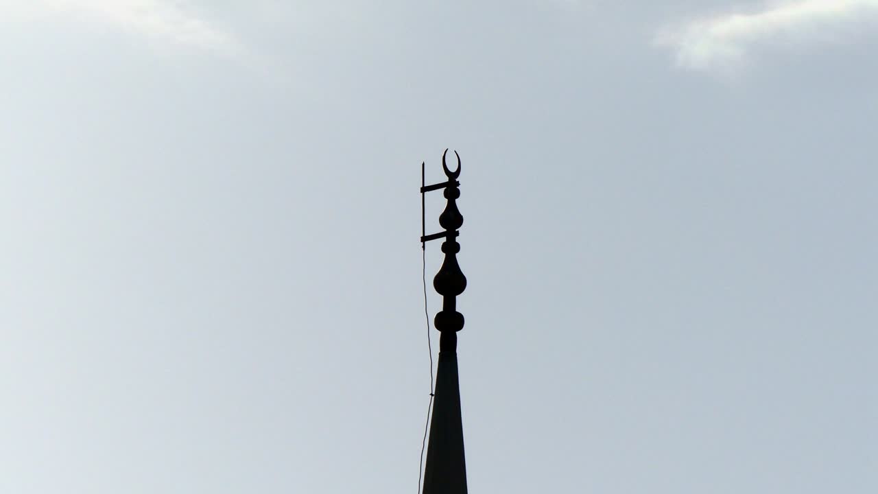 el balcón en el minarete de la mezquita, el balcón de la mesquita con la luna creciente en él,