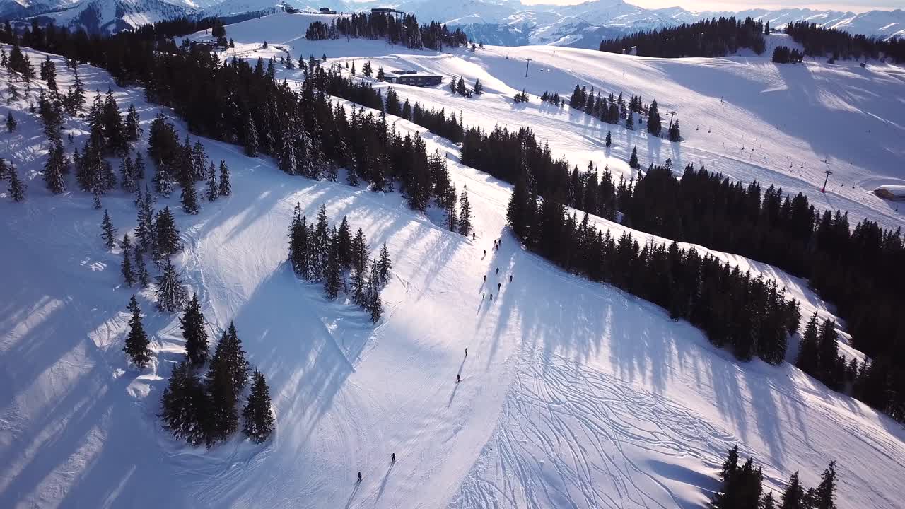 Vista aerea di una pista da sci in una località sciistica nelle Alpi Tirolesi in Austria