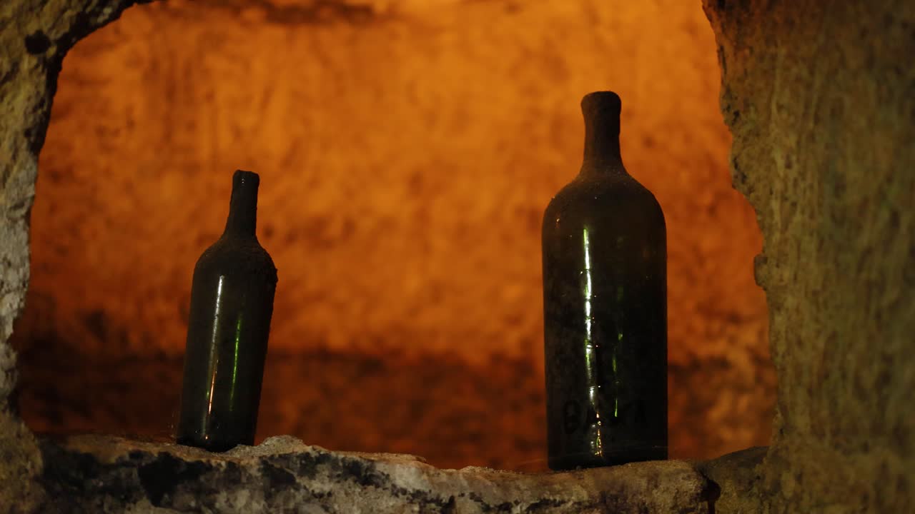dos botellas en un sótano débilmente iluminado