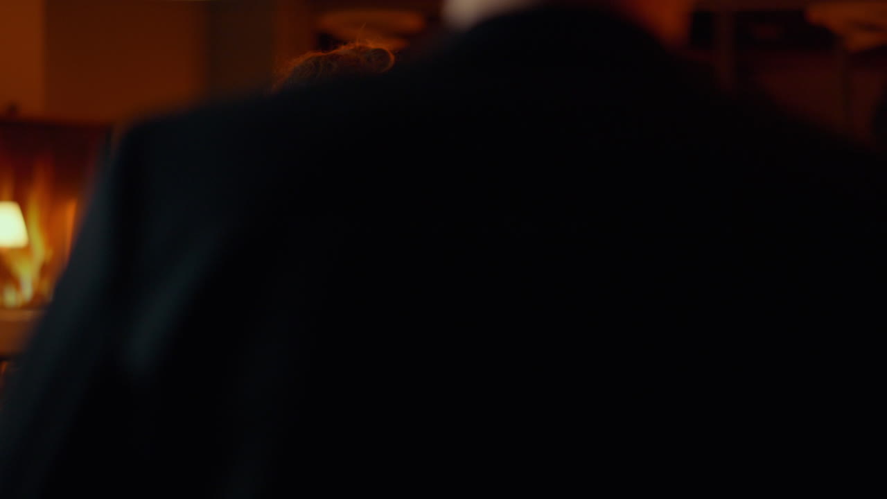 hombre guapo conociendo a una mujer en un bar. barman sacudiendo un cóctel