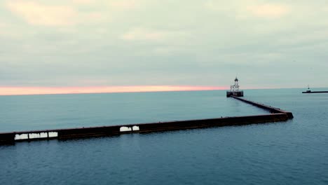 Hiperlapso-De-La-Luz-Del-Rompeolas-De-Milwaukee,-Capturado-Al-Amanecer,-Hito-Histórico-En-Wisconsin,-Toma-Cinematográfica