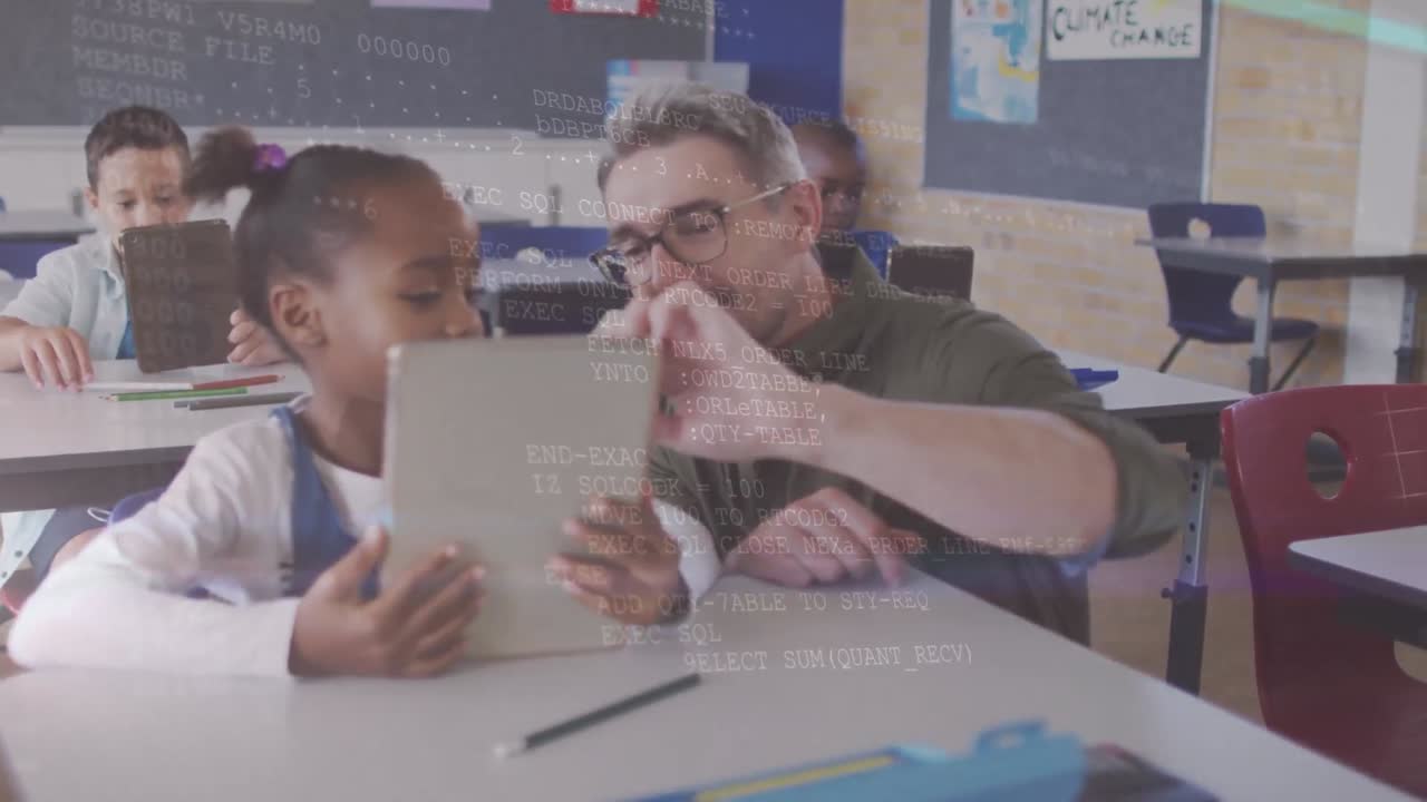 animación del procesamiento de datos en diversos escolares que usan tabletas con el maestro