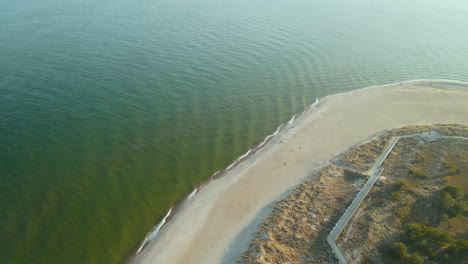 Playa-Turquesa-Con-Dunas-De-Arena-En-La-Península-De-Hel,-Mar-Báltico-En-Polonia