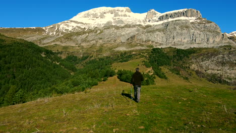 Ich-Folge-Einem-Mann,-Der-In-Den-Spanischen-Bergen-Wandert,-Als-Er-Eine-Berghütte-Sieht