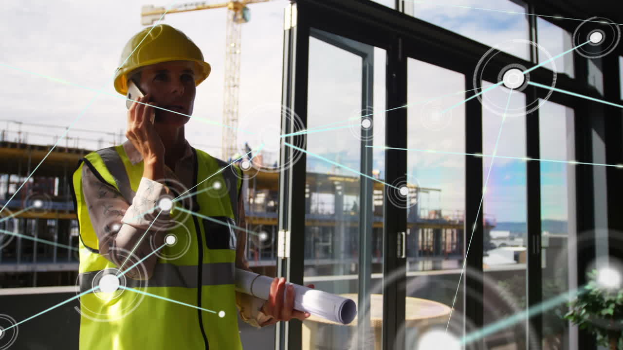 Animazione di una rete di connessioni con icone sopra una donna d'affari caucasica che parla al telefono