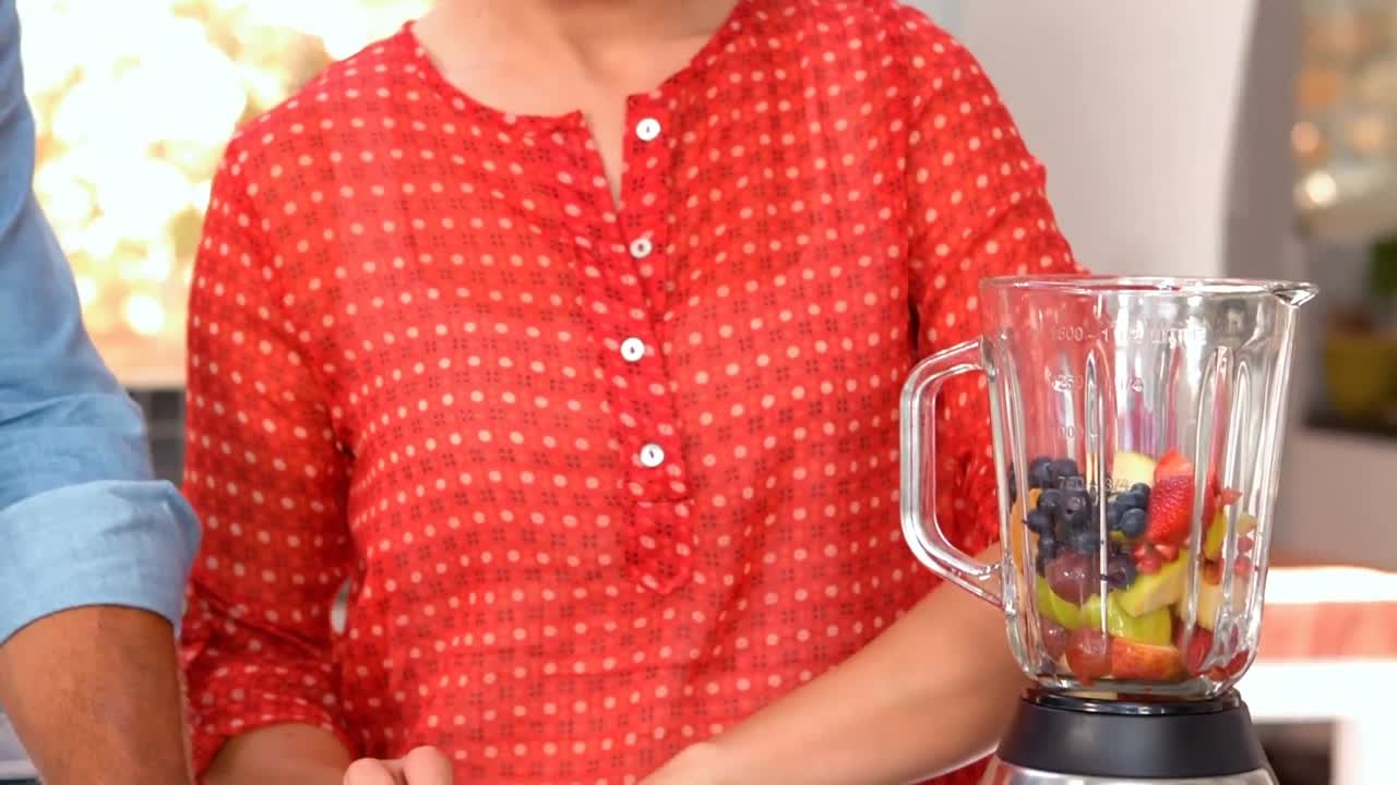 Coppia che prepara un frullato insieme