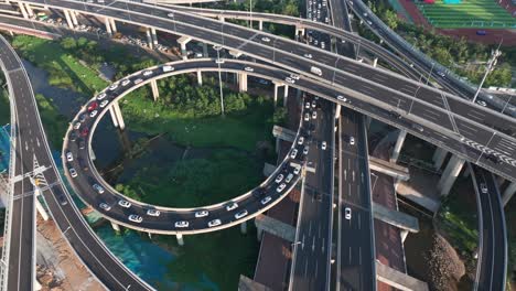 Fotografía-Aérea-De-Carreteras-De-Transporte-Urbano-Conducción-De-Vehículos-Aéreos-En-Pasos-Elevados-Urbanos-Transporte-Urbano-Ocupado-Fotografía-Aérea-De-Pasos-Elevados-Urbanos-Entrecruzados